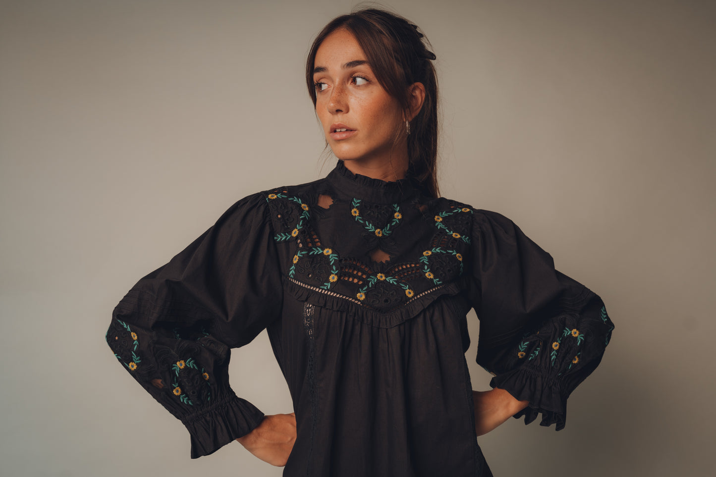 Vestido Daisy - Vestido Midi Bordados