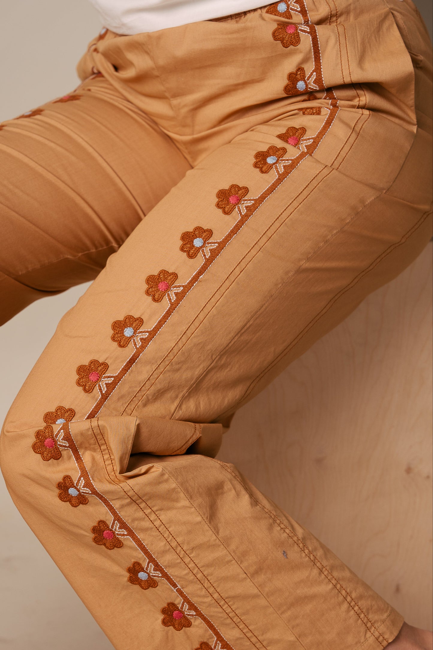 Pantalón Caramel-Pantalón Recto Bordados