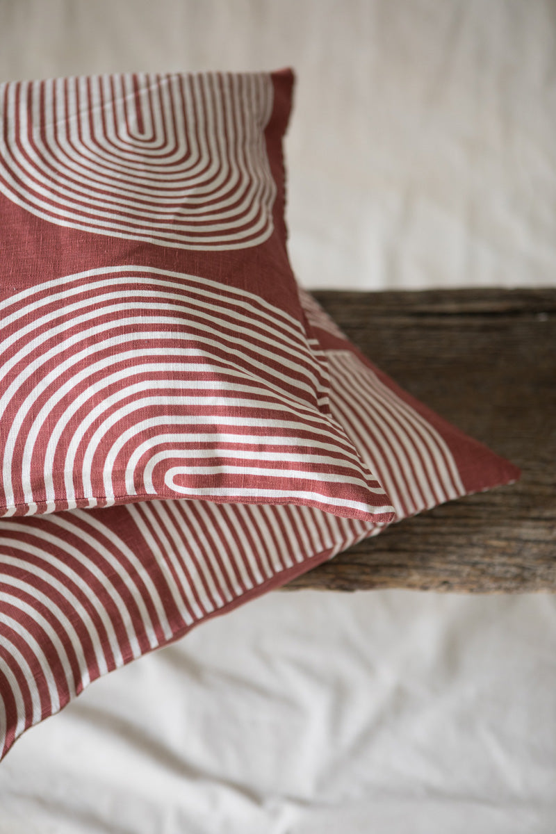 Funda Laberinto Rojo | 45x45 cm