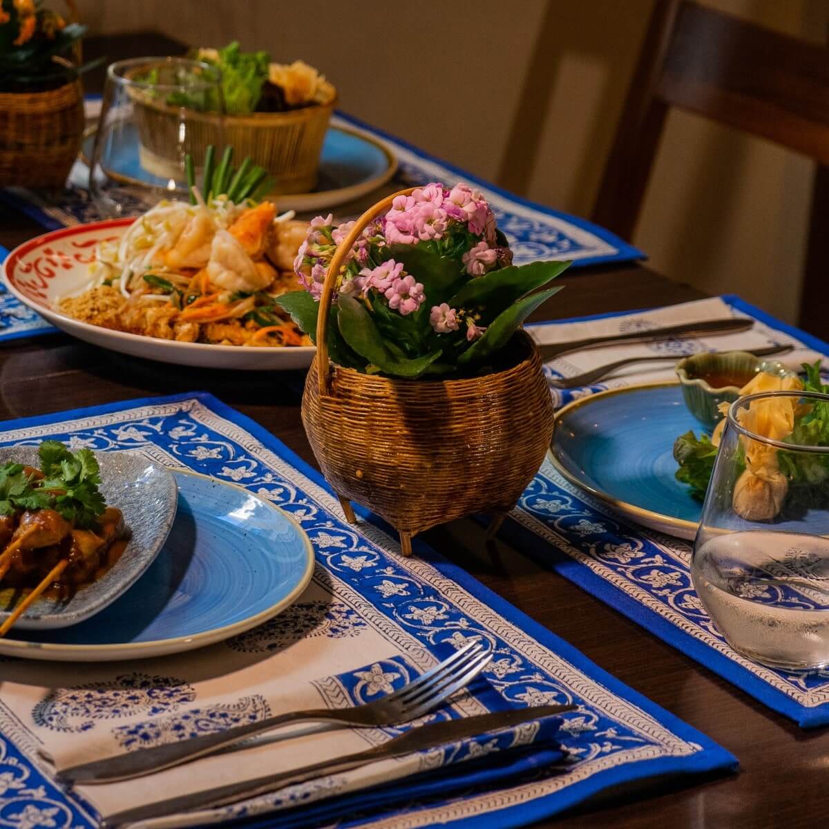  Puesto de mesa con mantel individual y servilleta de tela Ciprés azul sobre mesa